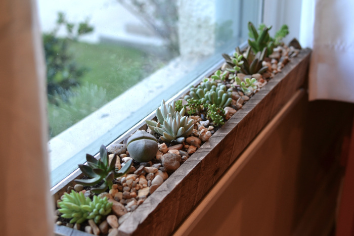 Plant pot holder for sill