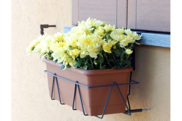 Plant pot holder for sill